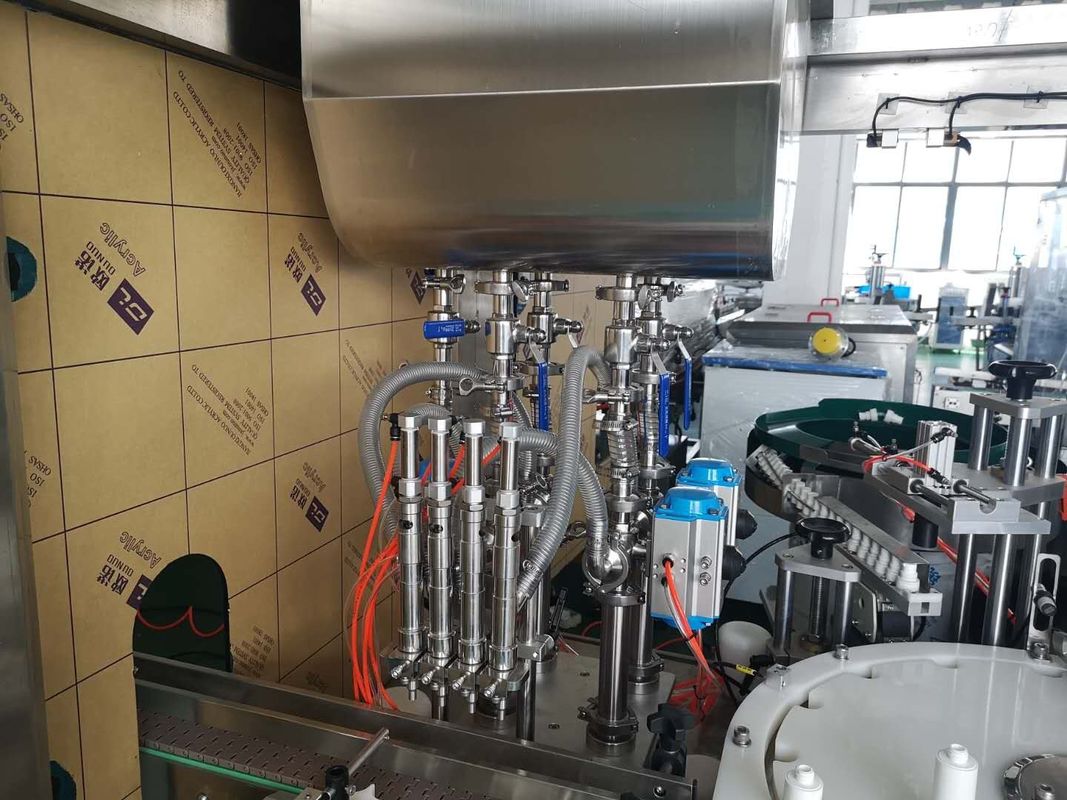 2000BPH 50-500ml PLC Control Monoblock Filling Capping Machine dla butelek rolkowych
